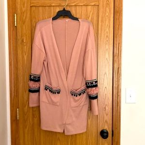 Boho cardigan with long sleeves. Boho detail on sleeves and pockets